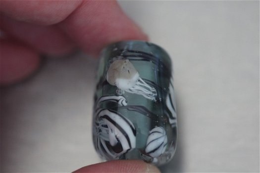 Handgemaakt grijs aquarium van glas aan suede koord NIEUW. - 2