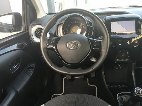 Toyota Aygo - X-play met Navi, Key-less , Climate, Achteruitrijcamera - 1