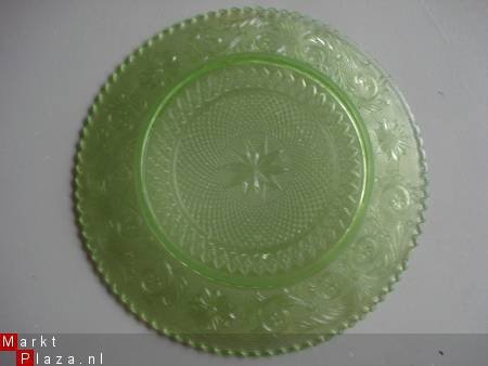 oud appelgroen glazen schaaltje met relief 20 cm - 1