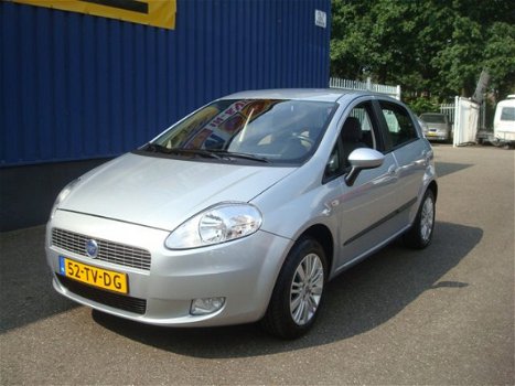 Fiat Grande Punto - 1.4 DYNAMIC 1e EIGENAAR AANTOONBAAR + AUTOMAAT +AIRCO - 1