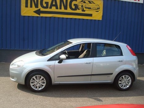 Fiat Grande Punto - 1.4 DYNAMIC 1e EIGENAAR AANTOONBAAR + AUTOMAAT +AIRCO - 1