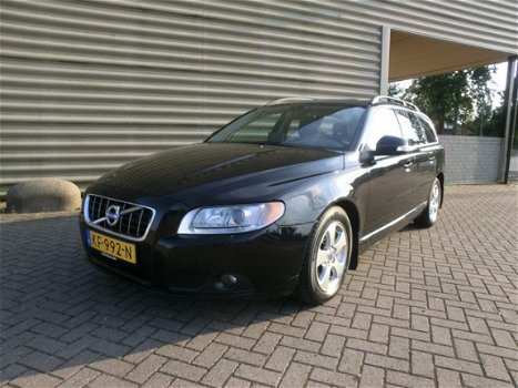 Volvo V70 - 1.6 D Drive Momentum [xenon, fm navi, schuifdak, zwart leer, lmv] - 1