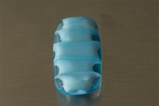 Handgemaakte glashanger lichtblauw aan suede koord NIEUW. - 1