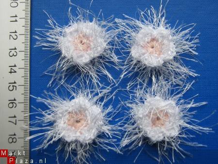 ** Setje van 4 gehaakte fluffy bloemetjes (wit) - nr. 1