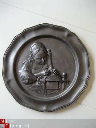 Tinnen bord met afbeelding met handwerkende vrouw - nr. 1