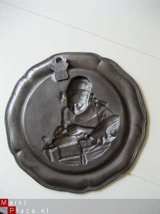 Tinnen bord met afbeelding met handwerkende vrouw - Afbeelding 2