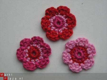 ** Setje van 3 roze/fuchsia/rood gehaakte bloemetjes - 0