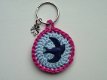 Gehaakte sleutelhanger Zwaluw (blauw/fuchsia) - 1 - Thumbnail