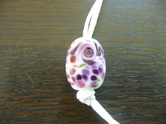 Handgemaakte glasbead kraal wit met paars tint aan suede koo - Afbeelding 4