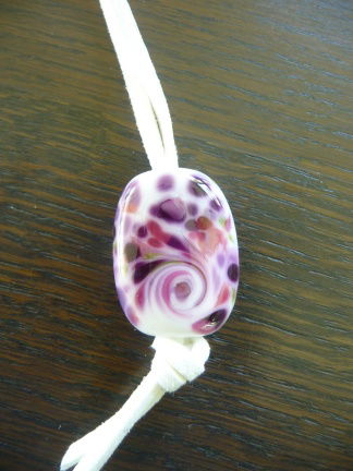 Handgemaakte glasbead kraal wit met paars tint aan suede koo - Afbeelding 5