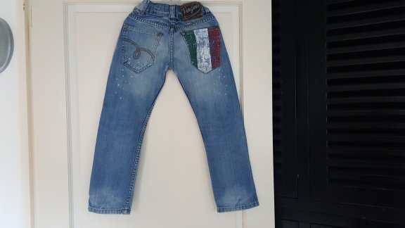 van nu af aan zeemijl Pech Vingino jeans spijkerbroek met Italiaanse vlag op kontzak maat 122