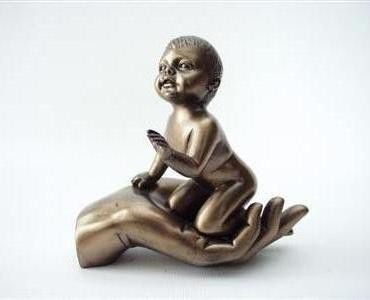 Baby kruipend in hand bronskleurig - 1