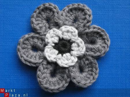 ** Grote (6,5 cm) gehaakte bloem(antraciet/lichtgrijs/zwart) - nr. 1
