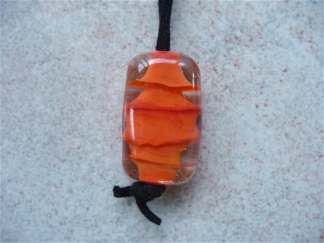 Handgemaakte oranje glashanger aan suede koord NIEUW. - 2