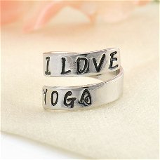 Zilverkleurige ring "I love yoga"