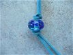 Transparant met blauw frit glaskraal aan suede ketting handg - 1 - Thumbnail