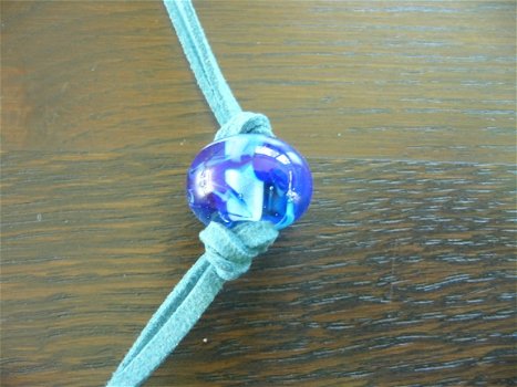 Transparant met blauw frit glaskraal aan suede ketting handg - 4