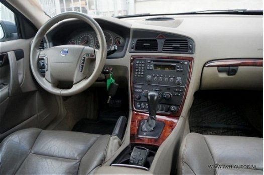 Volvo V70 - 2.4D Edition 120kW Automaat - 1