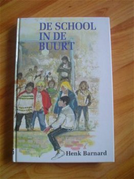 De school in de buurt door Henk Barnard - 1