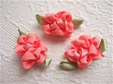 Schattige bloem van lint ~ Zalm / koraal roze