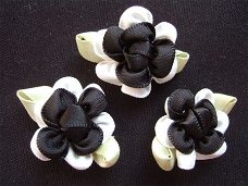 Schattige bloem van lint ~ Wit / Zwart