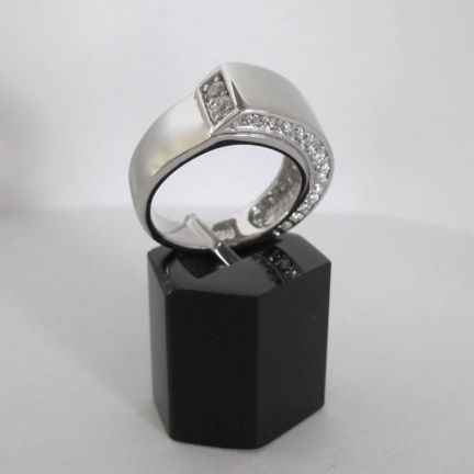 NIEUW Strakke zilveren RING met zirkonia's. Verkrijgbaar in 5 ring maten INCLUSIEF VERZENDEN! - nr. 1