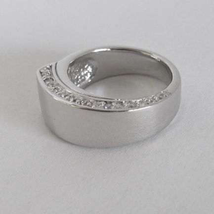 NIEUW Strakke zilveren RING met zirkonia's. Verkrijgbaar in 5 ring maten INCLUSIEF VERZENDEN! - Afbeelding 4