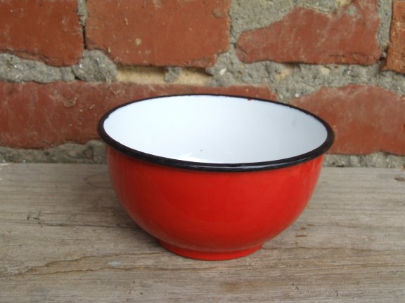 Kom van rood emaille - nr. 1