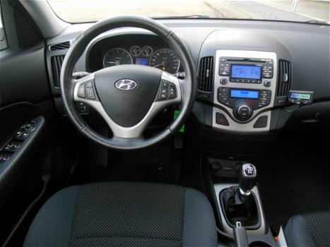 Hyundai i30 CW - 1.6I I-MOTION Climate control | Cruise control | Radio/cd Staat in Hoogeveen - 1