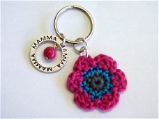 Sleutelhanger / tashanger "Mama" met gehaakte bloem (fuchsia)