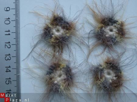 ** Setje van 4 gehaakte fluffy bloemetjes (warmbruin) - nr. 1