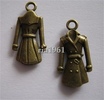 bedeltje/charm mode kleding : regenjas brons - 23x12 mm - 1