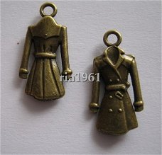 bedeltje/charm mode kleding : regenjas brons - 23x12 mm
