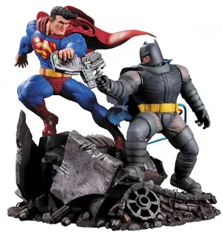 HOT DEAL Batman The Dark Knight Returns Statue Superman vs. Batman - 0