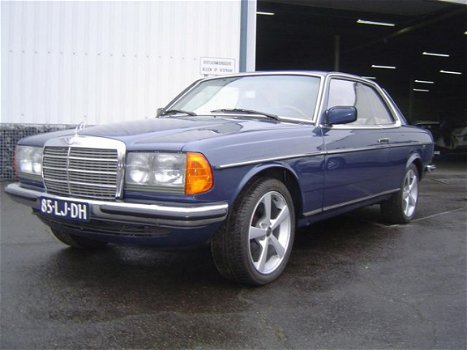 Mercedes-Benz 230 - (W123) C - 1