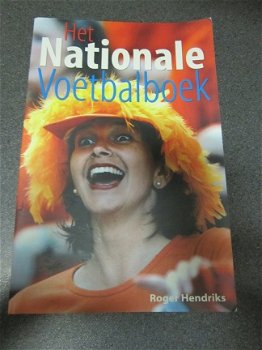 Het nationale voetbalboek. Roger Hendriks. - 1