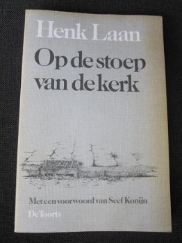 Op de stoep van de kerk. Henk Laan. - 1