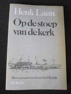 Op de stoep van de kerk. Henk Laan.