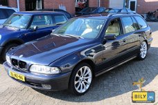 BILY biedt ter demontage met schade BMW E39  523i Touring 1998