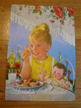 retro kaart Hartelijk gefeliciteerd Een meisje met koekjes en haar pop - 1