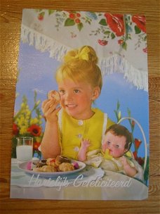 retro kaart Hartelijk gefeliciteerd Een meisje met koekjes en haar pop