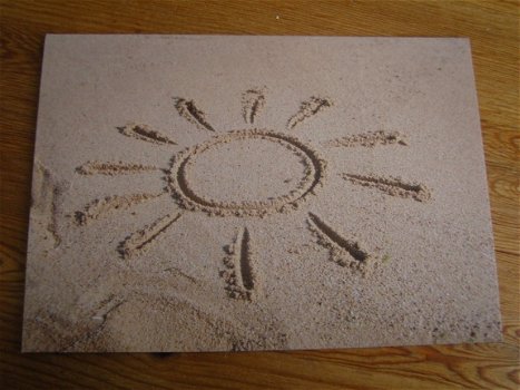 kaart met afbeelding van een getekende zon in het zand - 1