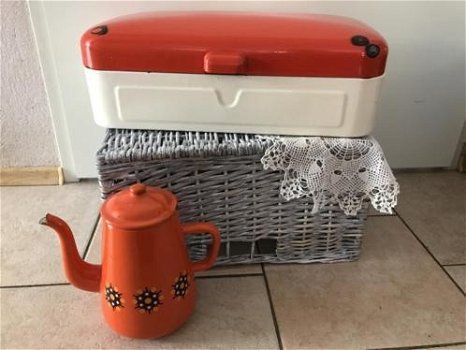 Leuke vintage Emaille broodtrommel met oranje deksel * - 1