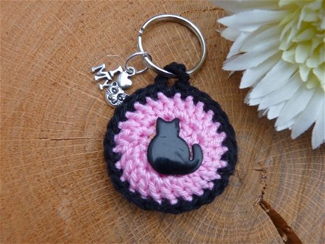 Gehaakte sleutelhanger Zwarte Kat (roze) - 1