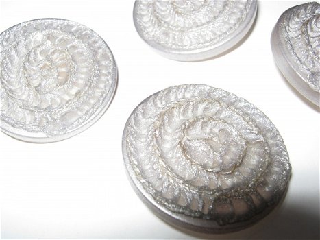 2 unieke zilver-grijs-kleurige retro kunststof knopen : 33 mm. - 1