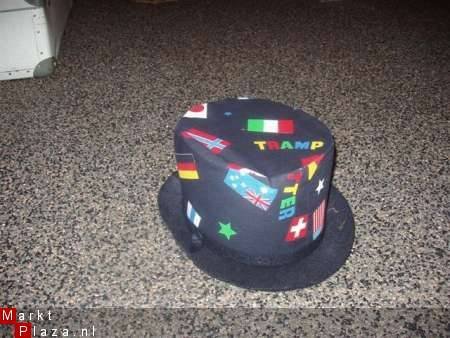 hoge hoed zwart met vlaggetjes - 1