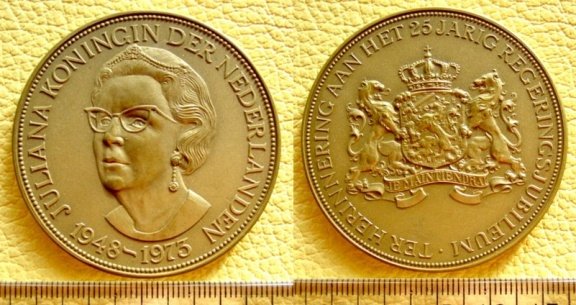 Grote bronzen penning Juliana 1973 - 1