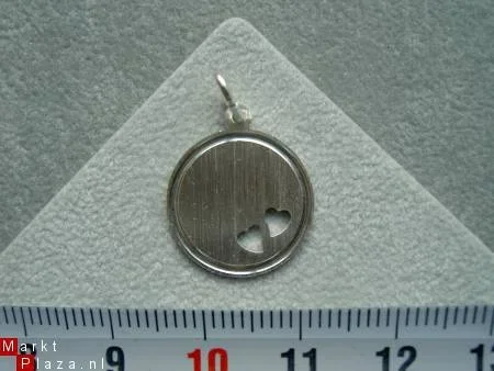 Zilveren graveerhangertje,16 mm (2hartjes) - 1