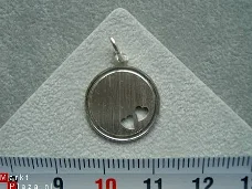 Zilveren graveerhangertje,16 mm (2hartjes)