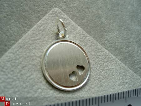 Zilveren graveerhangertje,16 mm (2hartjes) - 2